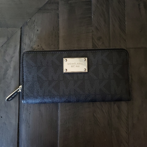 *SOLD* Michael Kors tote & wallet - Picture 5 of 6